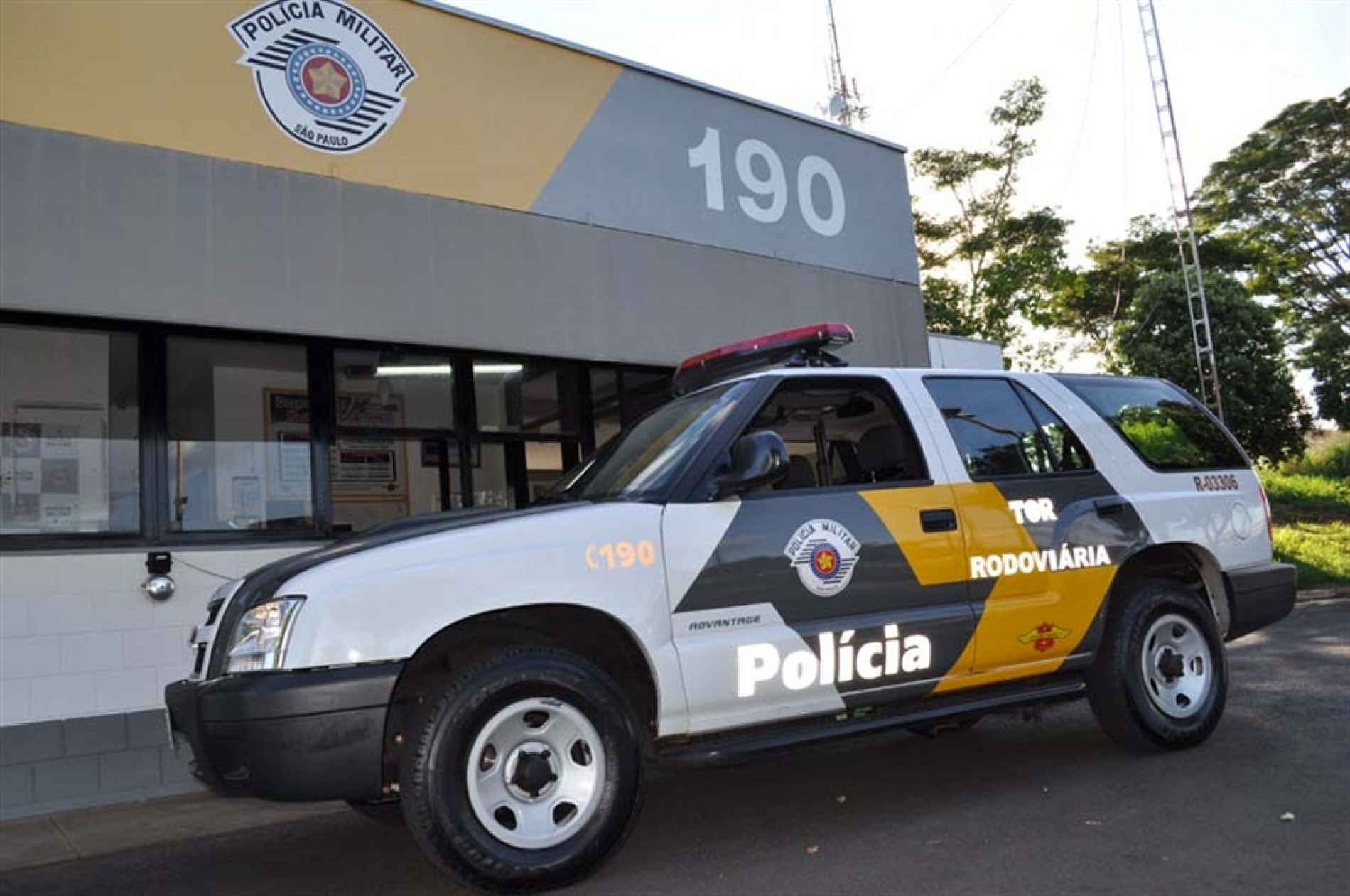 BARRETOS: Policia Rodoviária prende motorista com CNH falsa e porte ilegal de arma de fogo