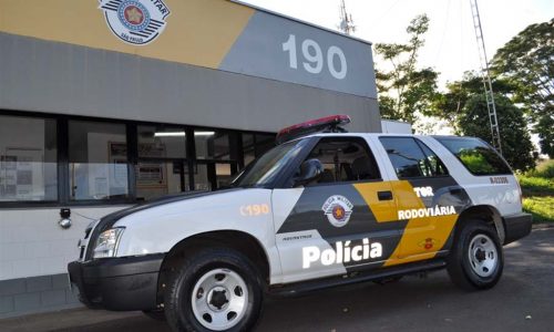 Menores são detidos dirigindo armado na Rodovia Faria Lima