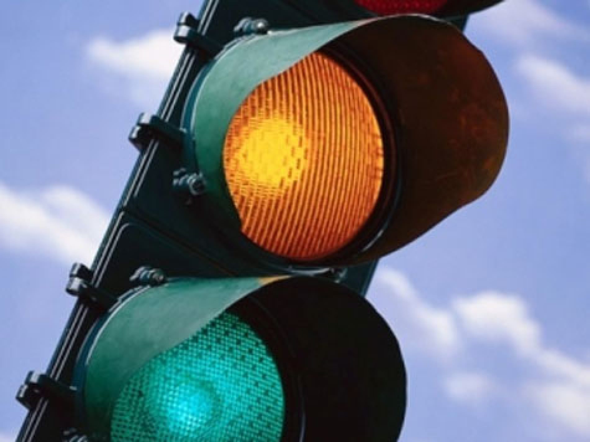 Acidente entre carro e moto em cruzamento com semáforo