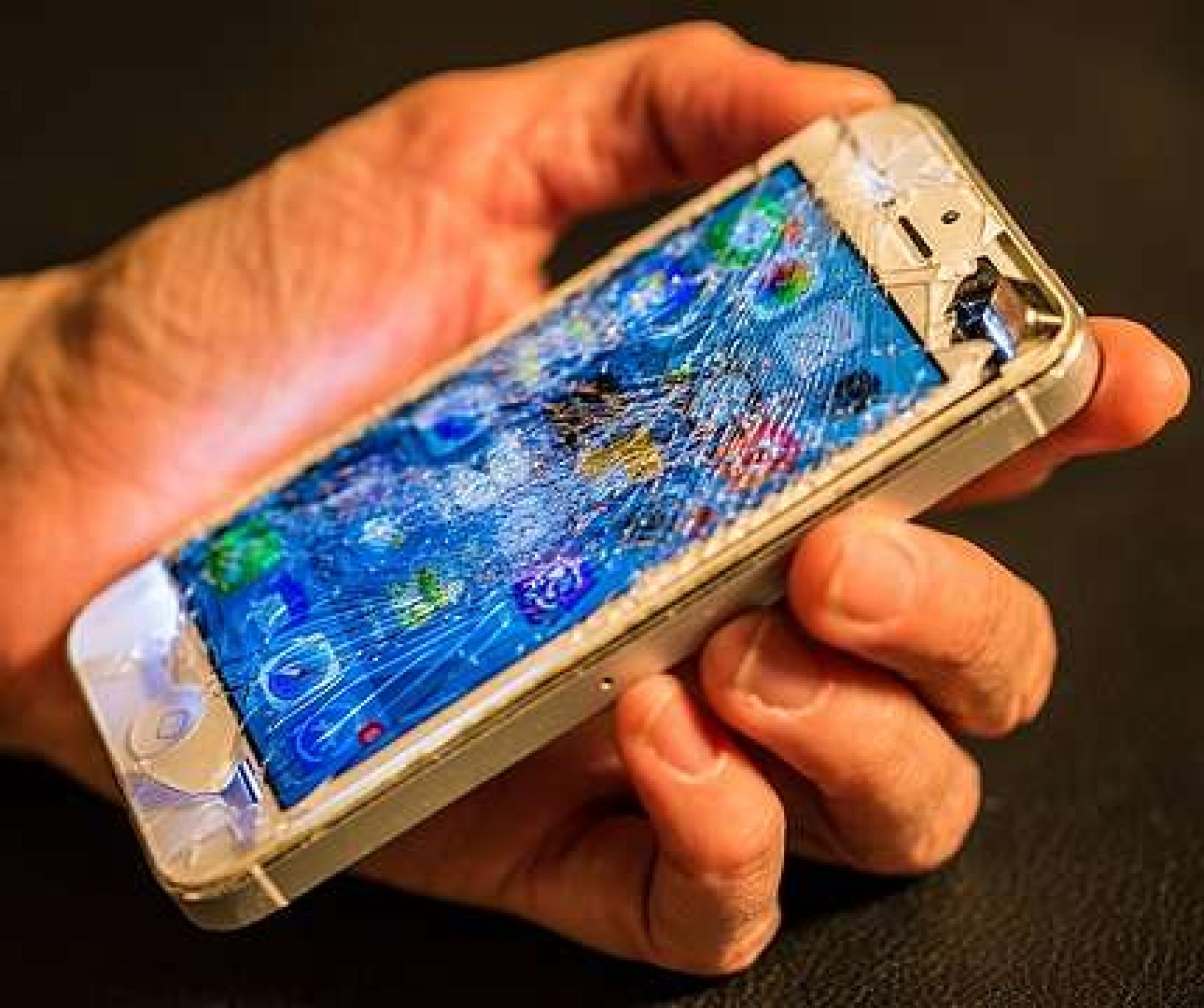 Homem tem celular danificado por ex-mulher