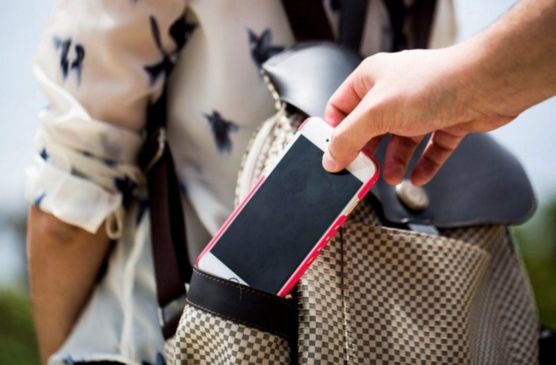 BARRETOS: Mulher tem celular furtado do interior de sua bolsa