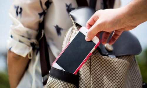 BARRETOS: Mulher tem celular furtado no Parque do Peão