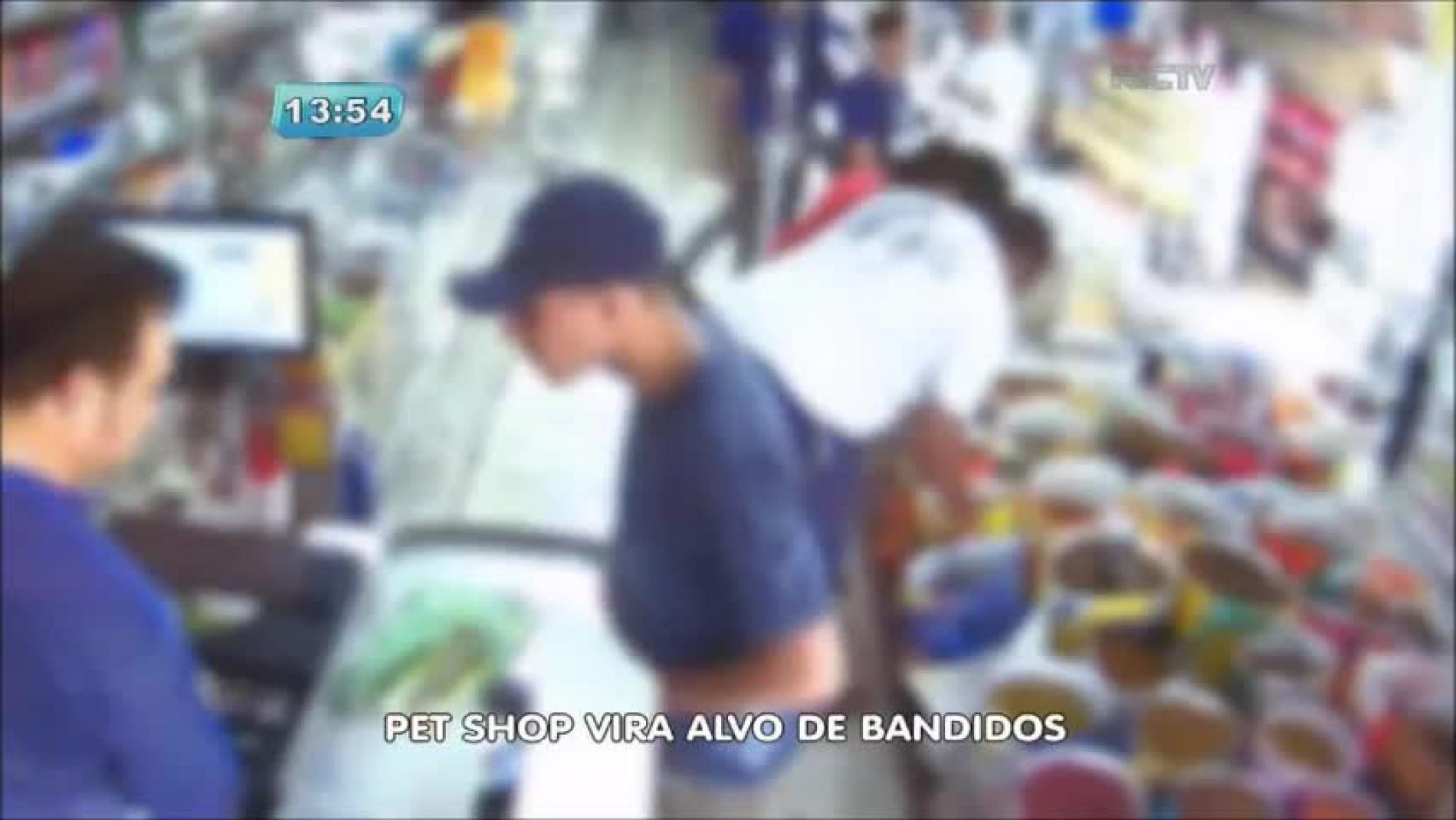 Homem é preso furtando roupas de cachorro em pet shop