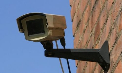Câmeras flagram ladrões furtando Casa de Apoio no bairro Paulo Prata