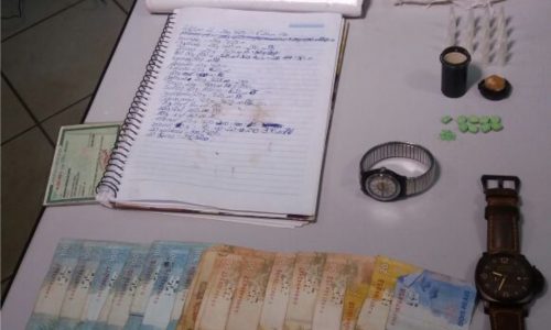 Força Tática prende homem e apreende dinheiro, maconha, cocaína, crack e ecstasy