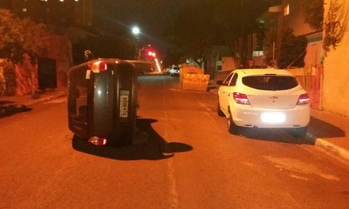 Carro capota no centro da cidade