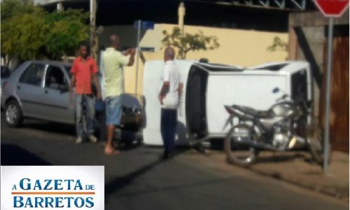 Acidente de transito faz  carro tombar na Av Guaira