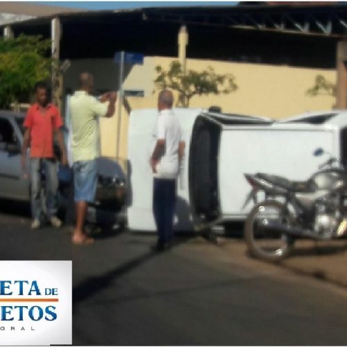 Acidente de transito faz  carro tombar na Av Guaira