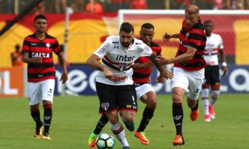 São Paulo bate Vitória em Salvador