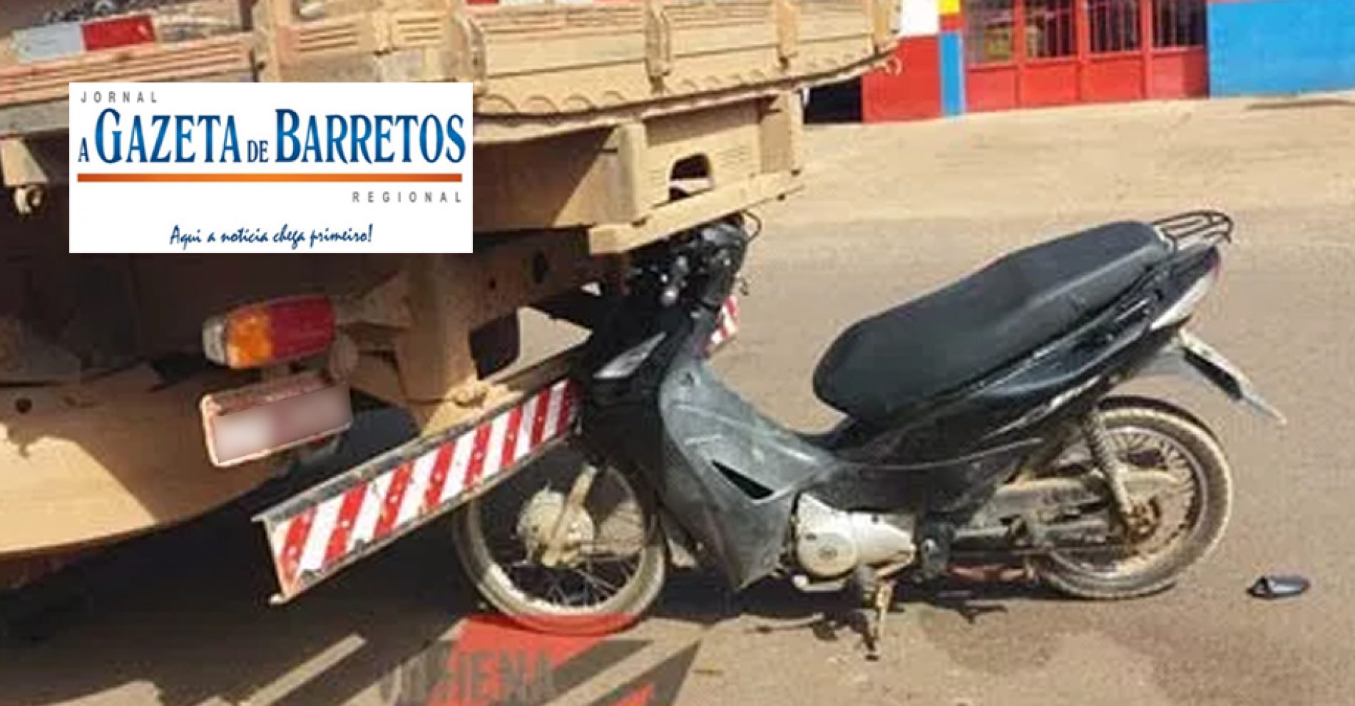 Acidente entre moto e caminhão na Avenida Engenheiro Necker Carvalho de Camargos