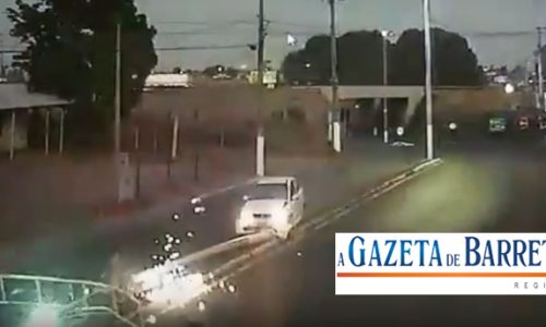 Vídeo mostra motorista atingindo e derrubando super poste em Barretos.