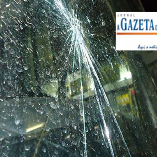 Menores atiram pedra contra vidro de ônibus na Avenida Messias Gonçalves