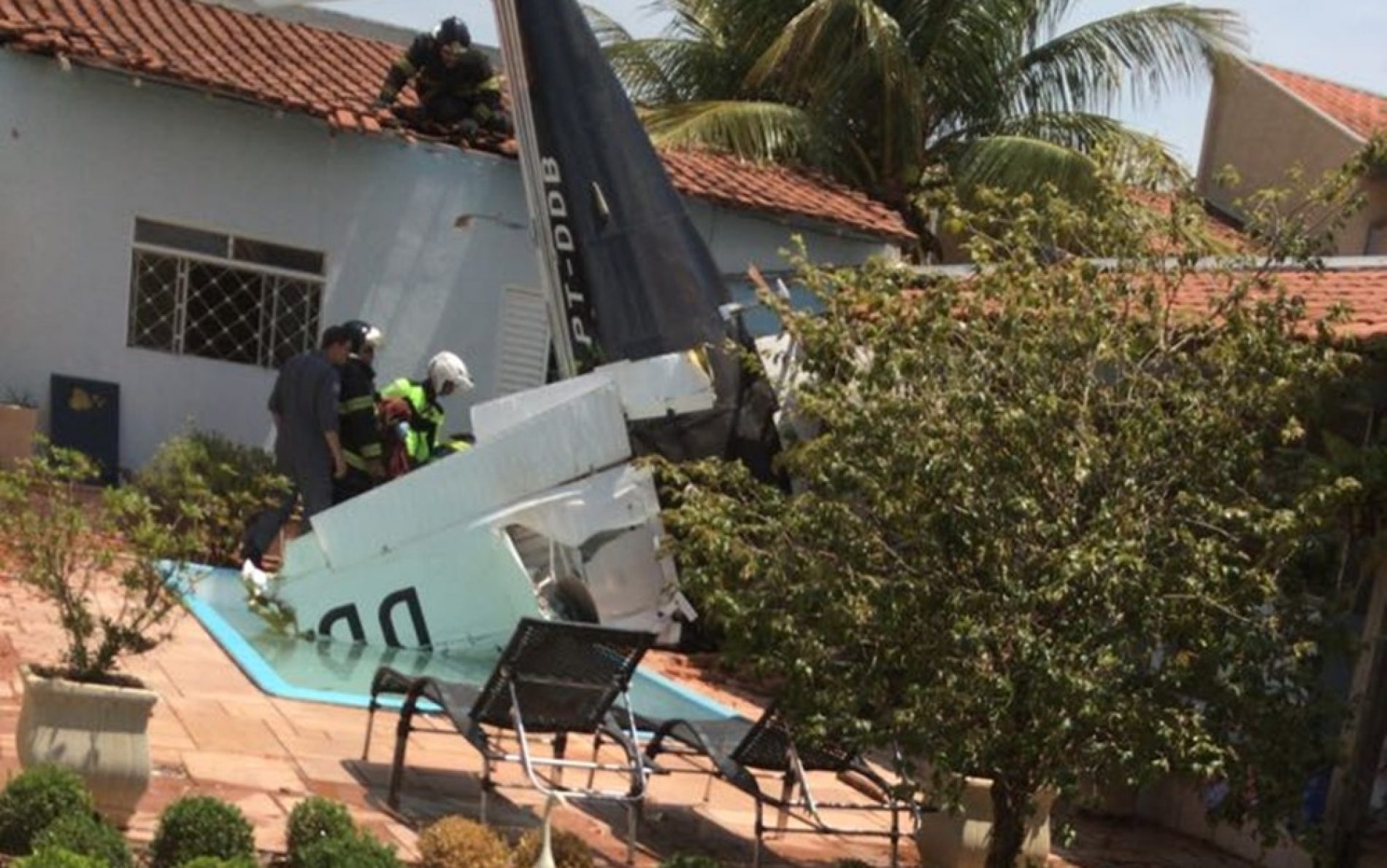 RIO PRETO: Avião cai sobre casa em bairro próximo ao aeroporto de Rio Preto