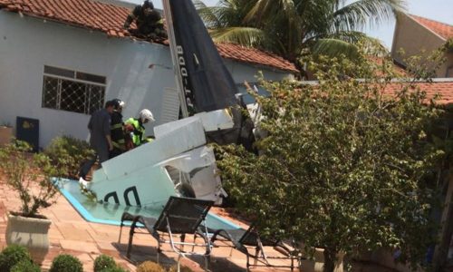 RIO PRETO: Avião cai sobre casa em bairro próximo ao aeroporto de Rio Preto