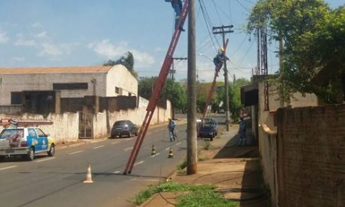 CAMINHÃO ARREBENTA CABO DE FIBRA ÓPTICA E BAIRROS FICAM SEM INTERNET