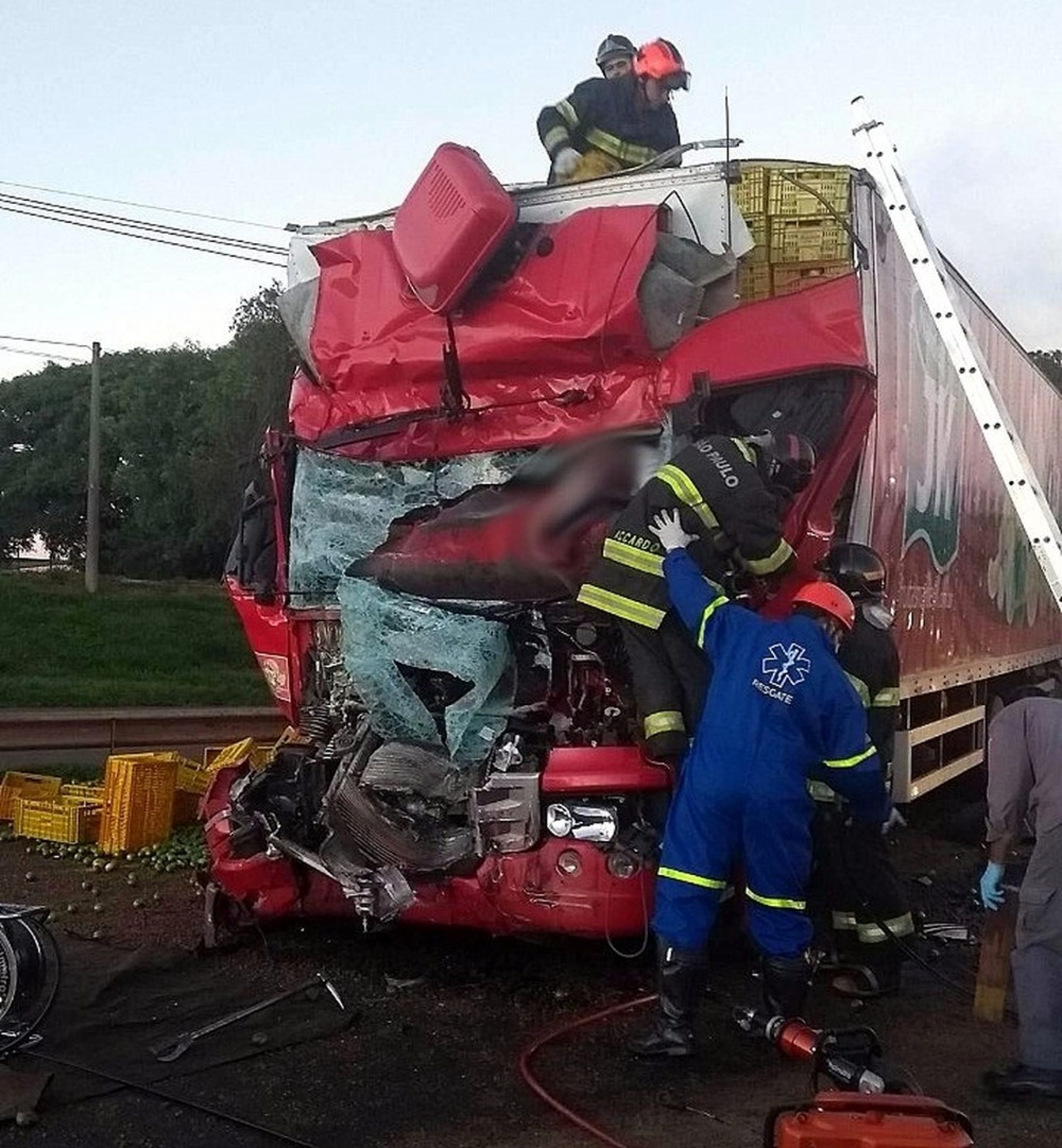 REGIÃO: Colisão traseira entre caminhões mata motorista