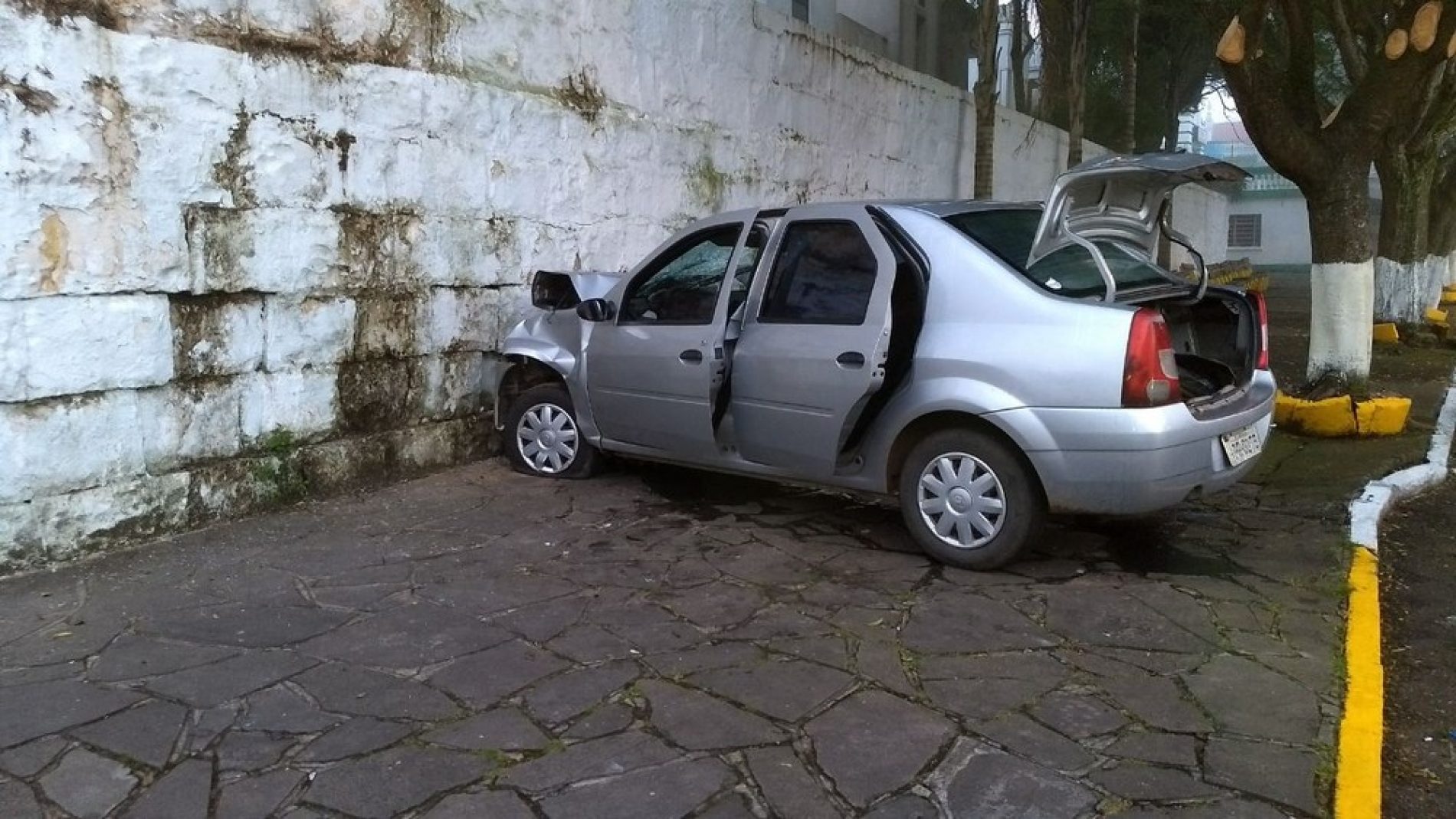 CAXIAS DO SUL: Homem foge de blitz, bate o carro no muro de cemitério e morre