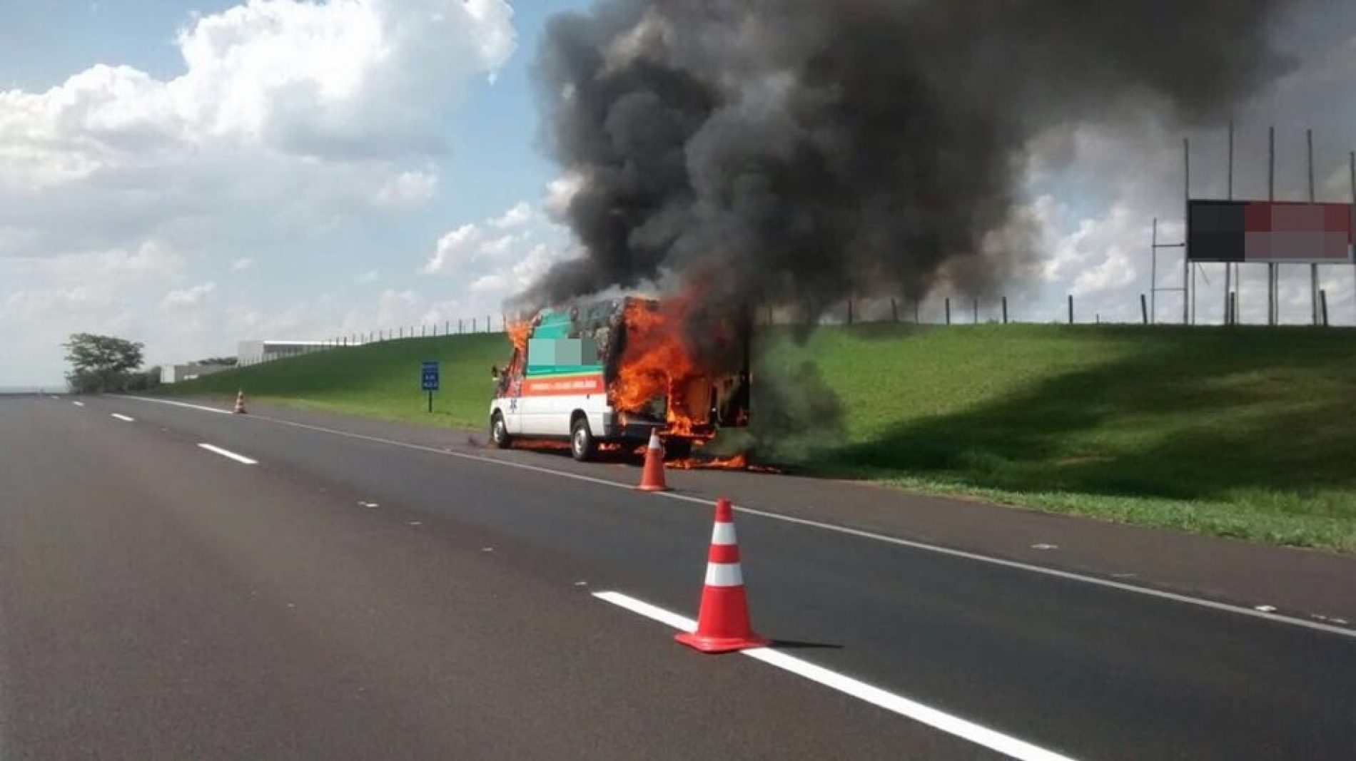 REGIÃO: Ambulância pega fogo em rodovia