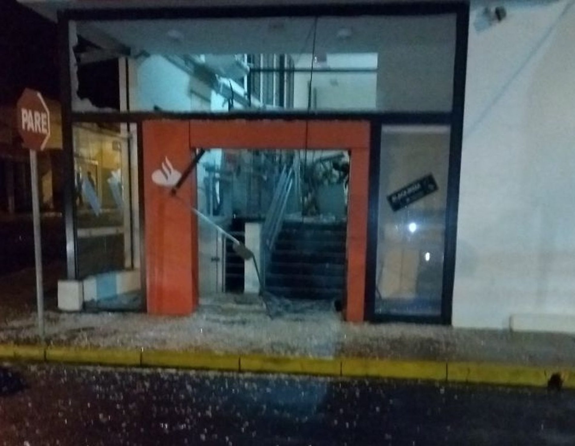 REGIÃO: Quadrilha explode caixas eletrônicos de agência bancária