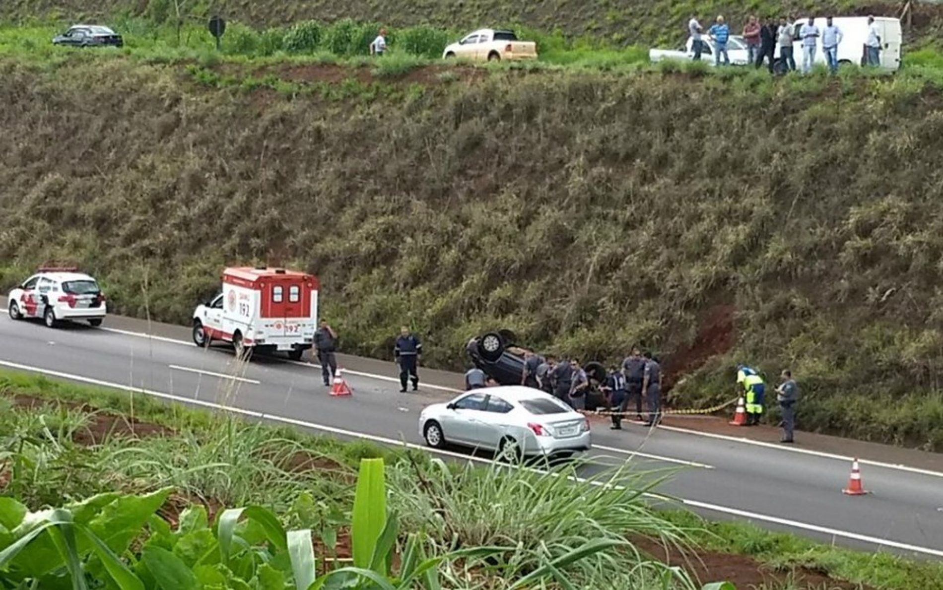 REGIÃO: Motorista morre após carro despencar de barranco com 8 m de altura em Serrana