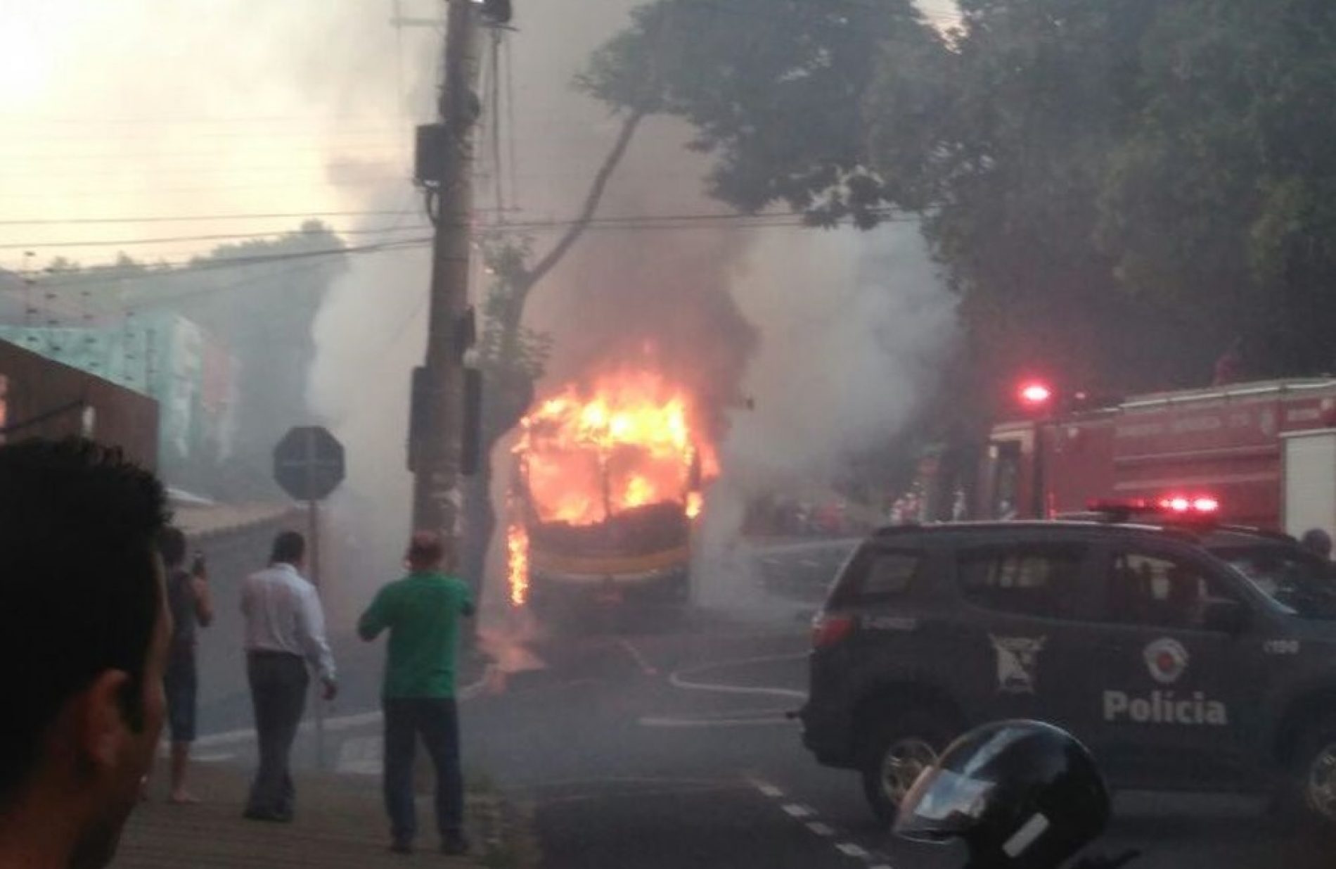 REGIONAL: Ônibus faz parada para pegar passageiros e pega fogo