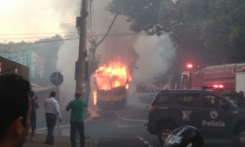 REGIONAL: Ônibus faz parada para pegar passageiros e pega fogo