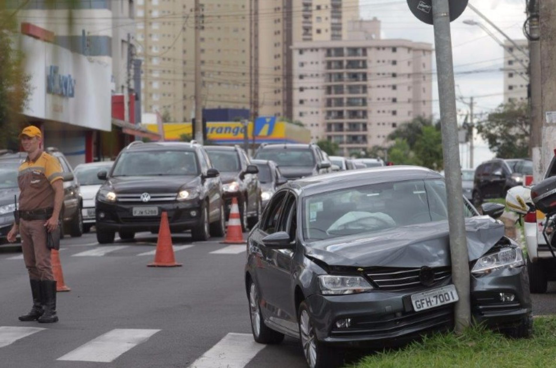 RIBEIRÃO: Idosa passa mal ao volante e derruba semáforo de avenida