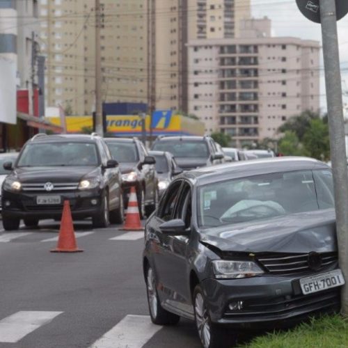 RIBEIRÃO: Idosa passa mal ao volante e derruba semáforo de avenida