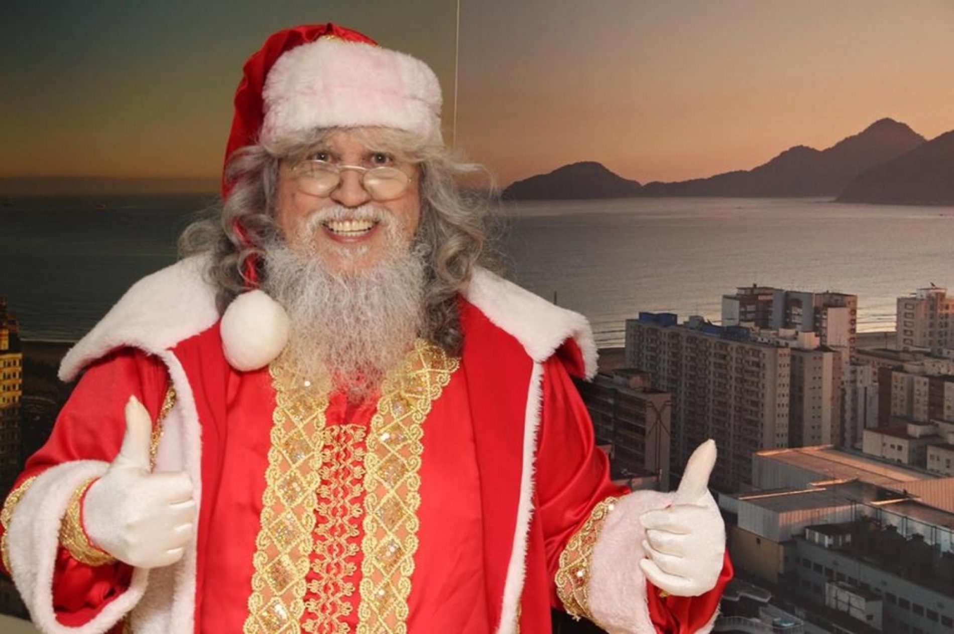 ESPÍRITO NATALINO: Internado em hospital, Papai Noel se emociona ao receber presente de Natal