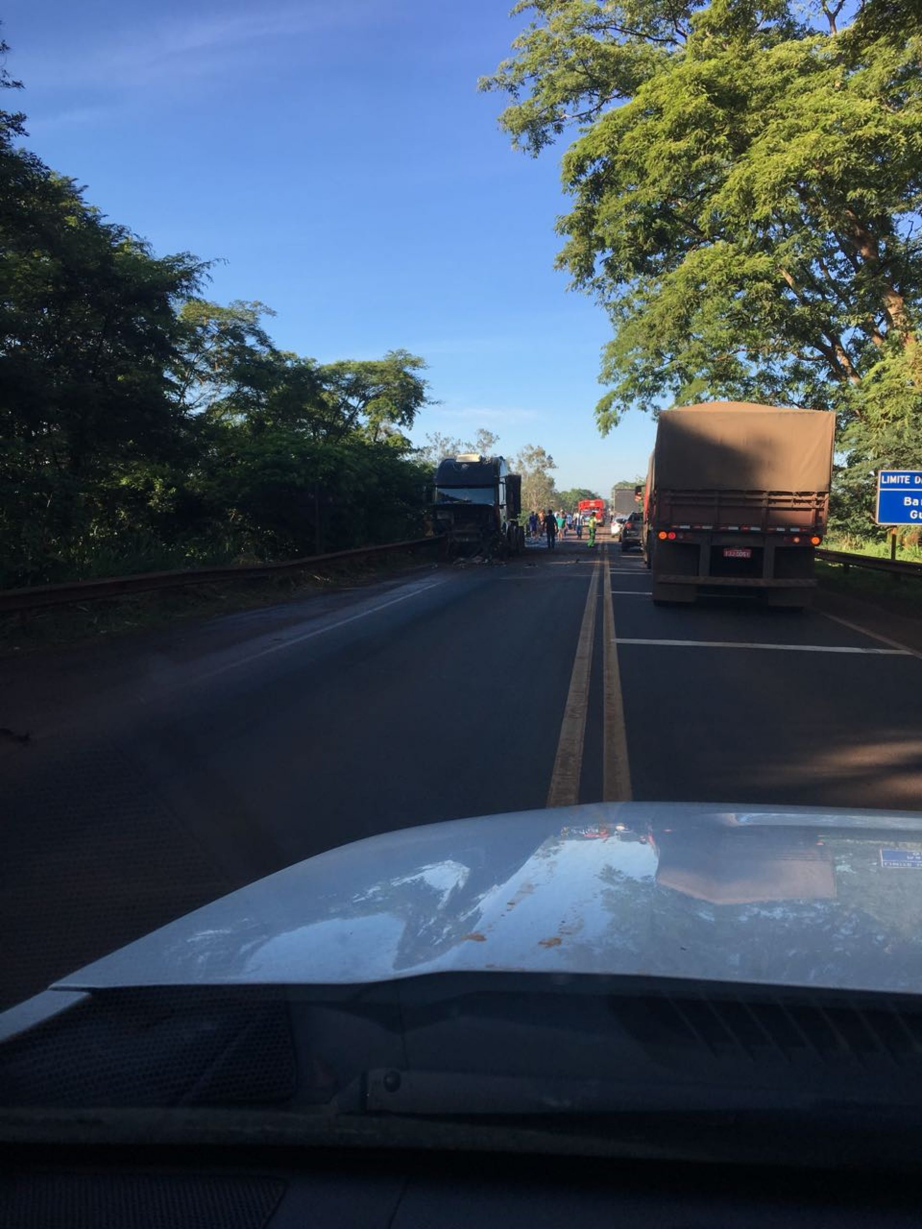 Acidente frontal gravíssimo entre caminhão e veículo foi registrado na ponte do Rio Pardo