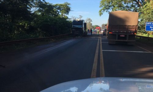 Acidente frontal gravíssimo entre caminhão e veículo foi registrado na ponte do Rio Pardo