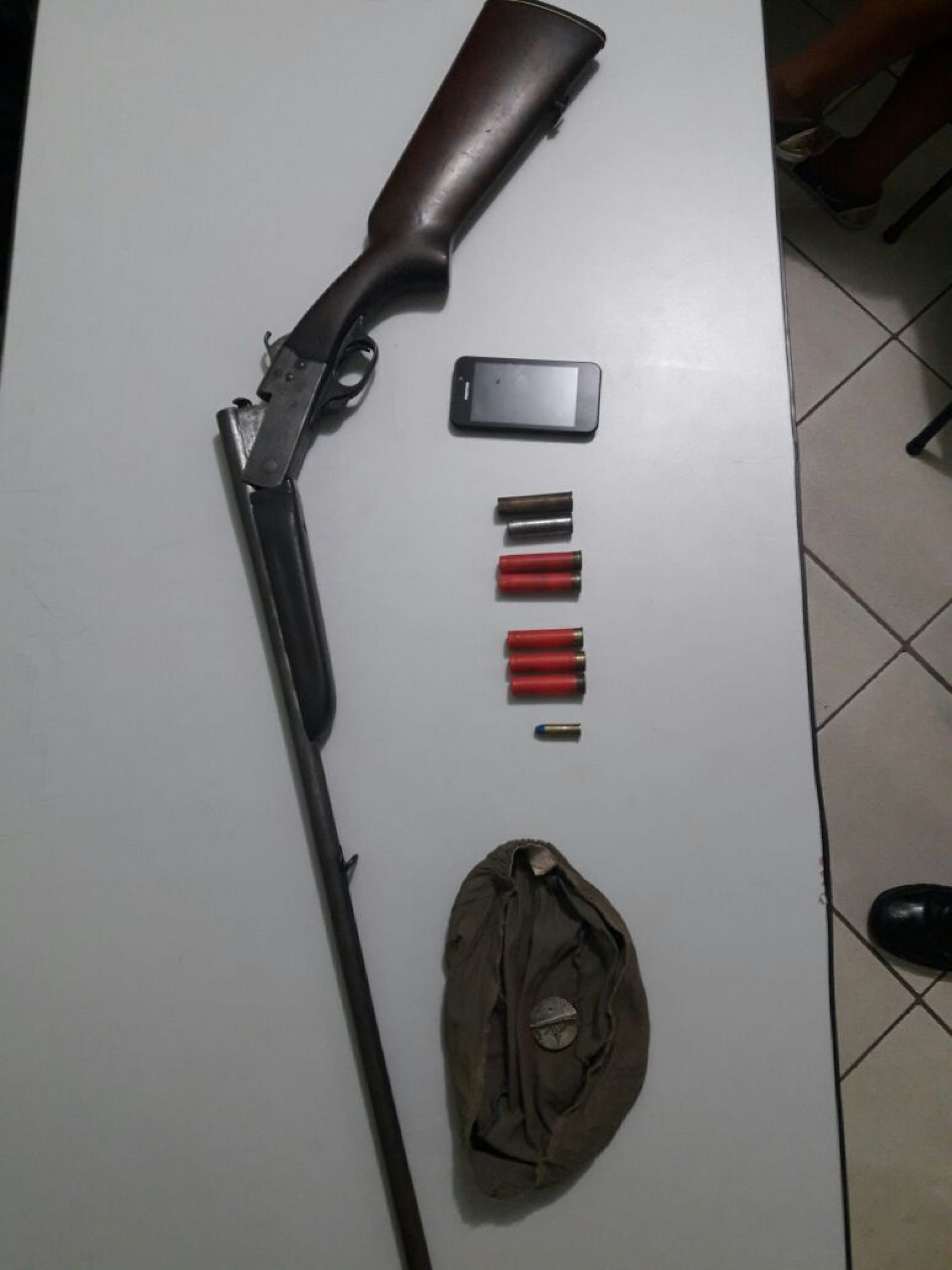 COLÔMBIA: Homem é flagrado em canavial com arma e munições