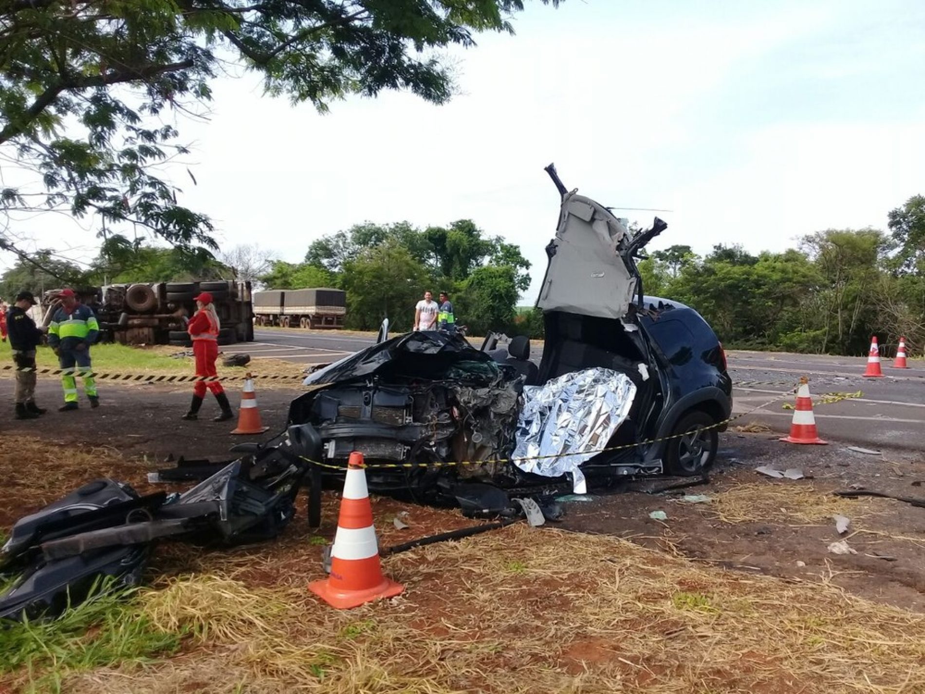 REGIÃO: Motorista morre ao bater carro de frente com caminhão na BR-153