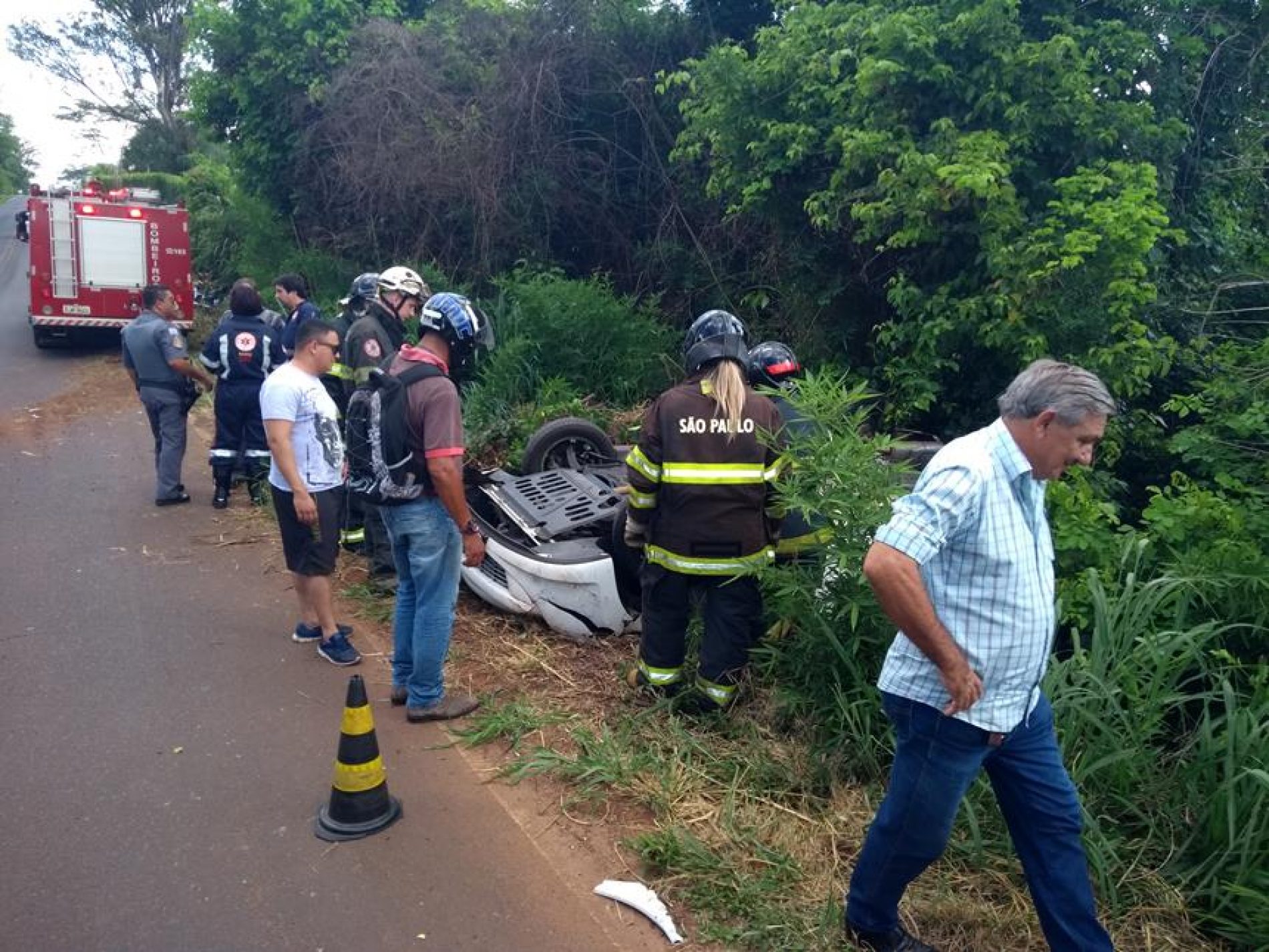 REGIÃO: Motorista tenta desviar de galinha e capota automóvel