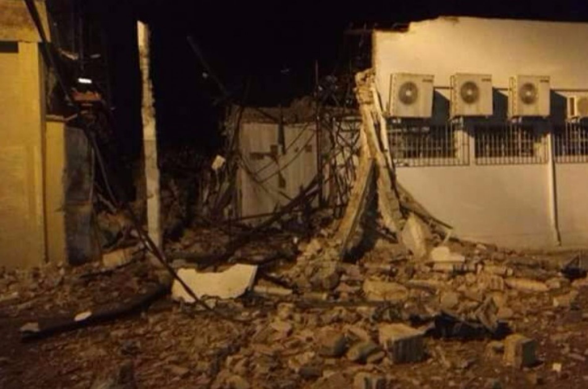 REGIÃO: Banco é destruído durante explosão de caixas eletrônicos