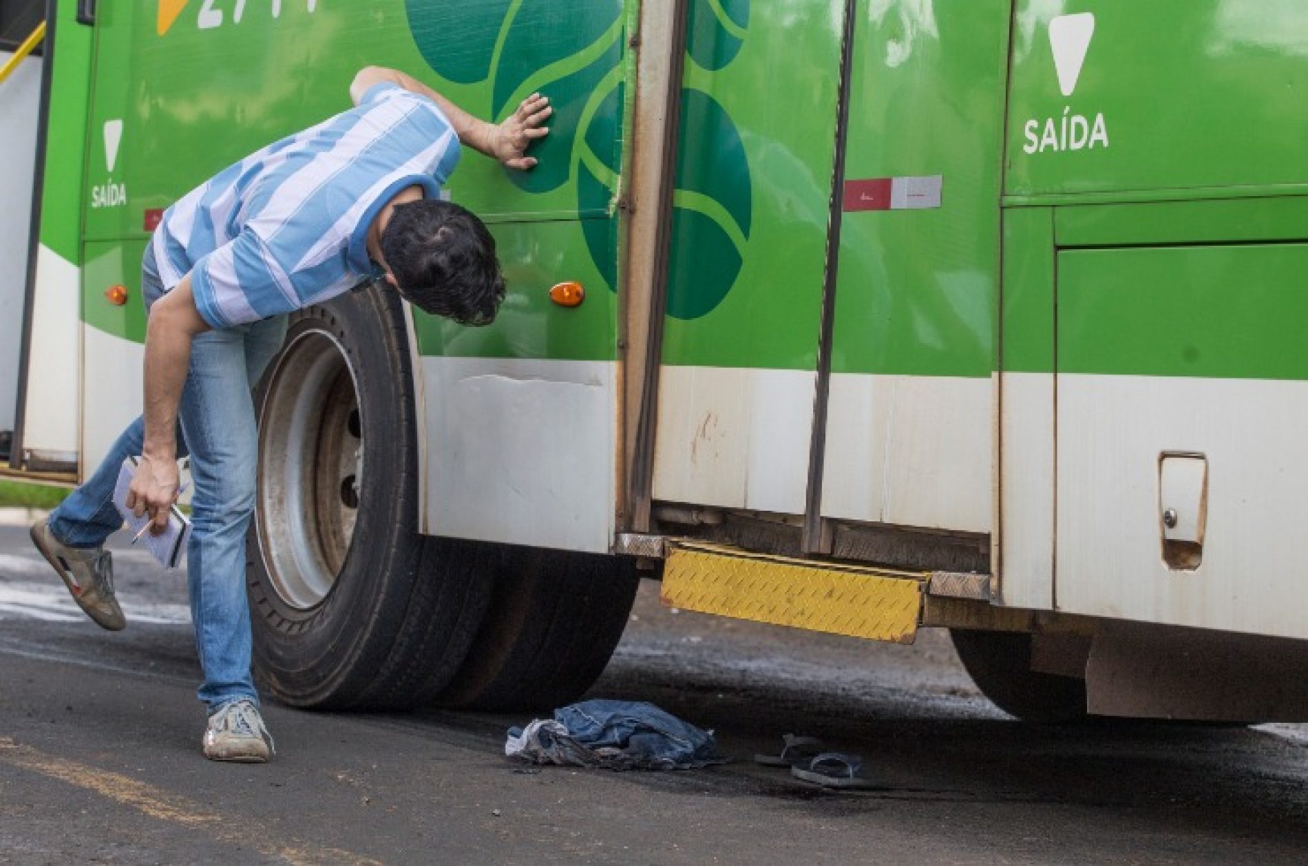 REGIÃO: Menino é arrastado por ônibus após desrespeitar sinal de trânsito