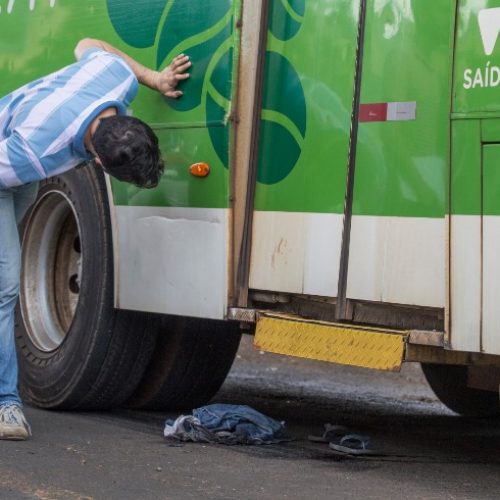 REGIÃO: Menino é arrastado por ônibus após desrespeitar sinal de trânsito