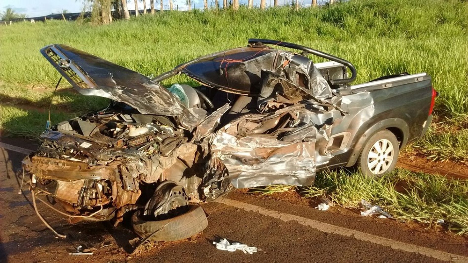 REGIÃO: Homens saem quase sem ferimentos de acidente que destruiu veículo em rodovia