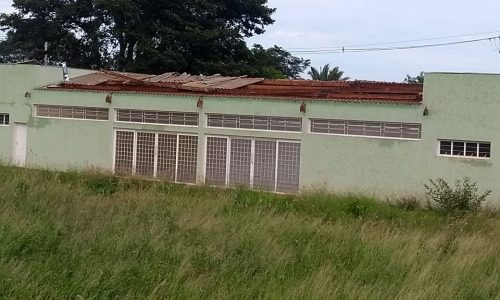 BARRETOS: Chuva arranca telhas e vândalos quebram vidros de portas e janelas em prédio no Bairro Leda Amêndola