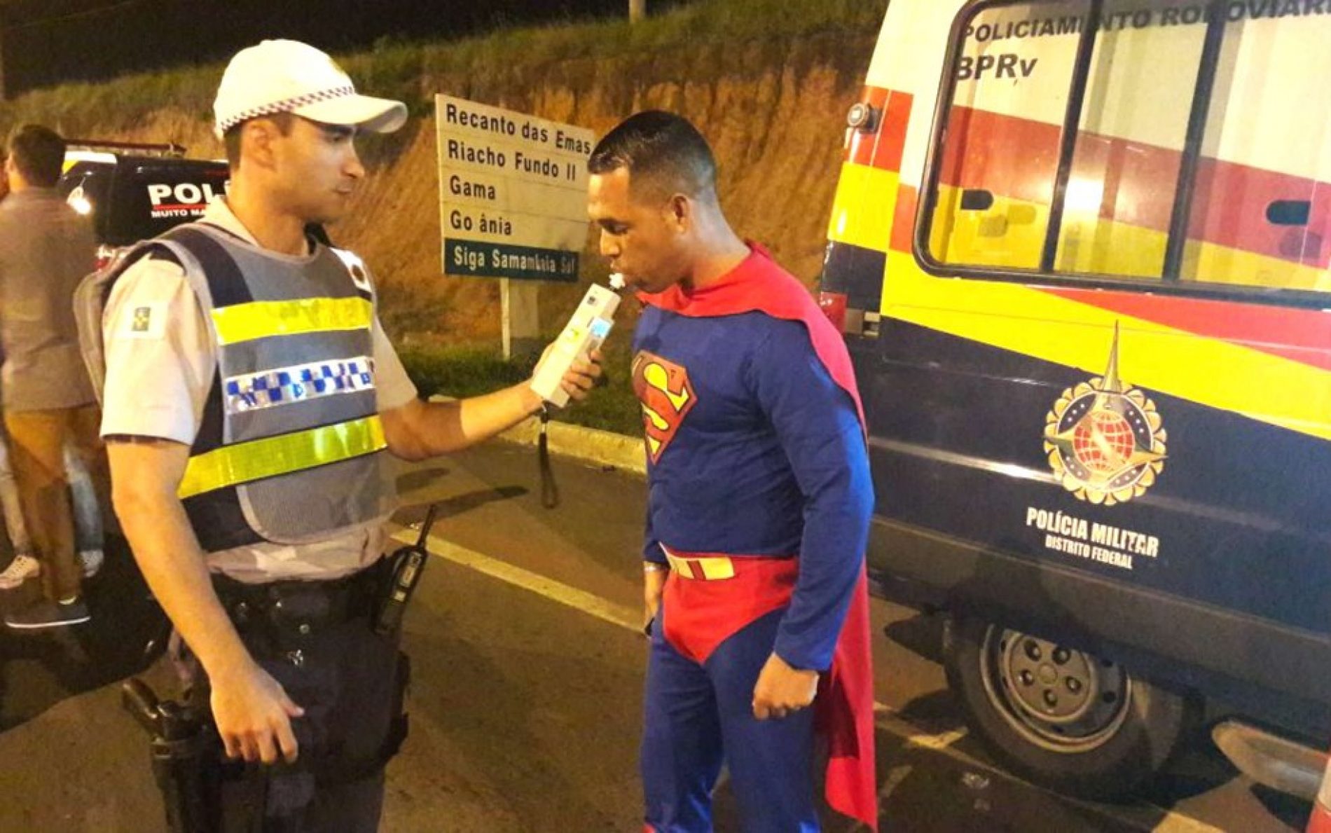 DF: Policia flagra 78 motoristas embriagados em duas blitzes ‘Superman’ passa no teste?