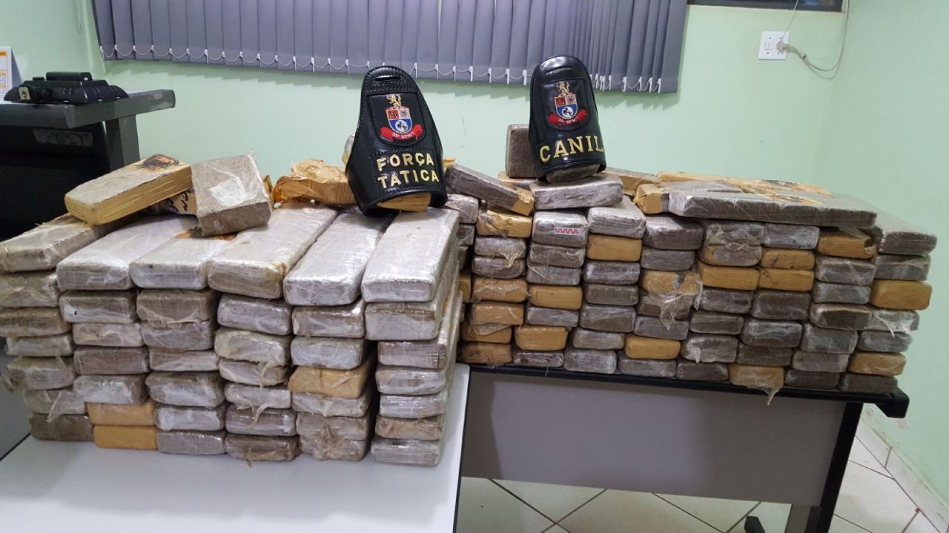 BARRETOS: Policia Militar apreende mais de 112 quilos de maconha em prisão de três pessoas por tráfico de drogas em uma fazenda nas Contendas