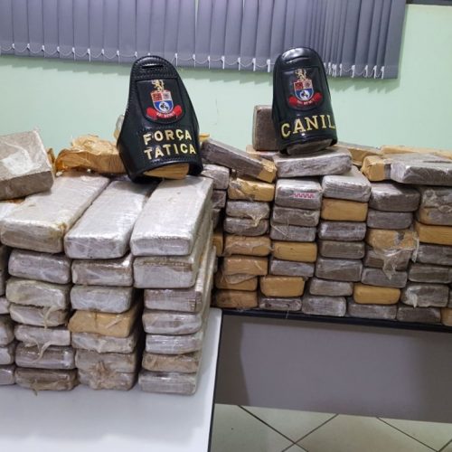BARRETOS: Policia Militar apreende mais de 112 quilos de maconha em prisão de três pessoas por tráfico de drogas em uma fazenda nas Contendas