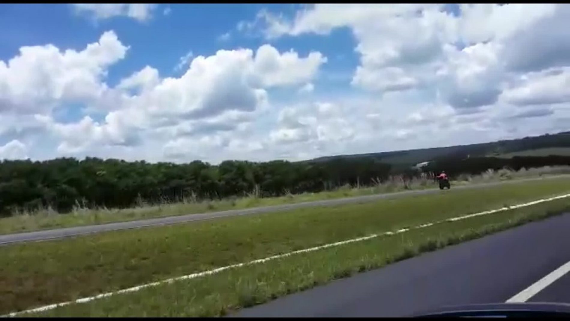 BRASIL: Homem grava vídeo de acidente no momento em que motociclista voa sobre carro na BR-020