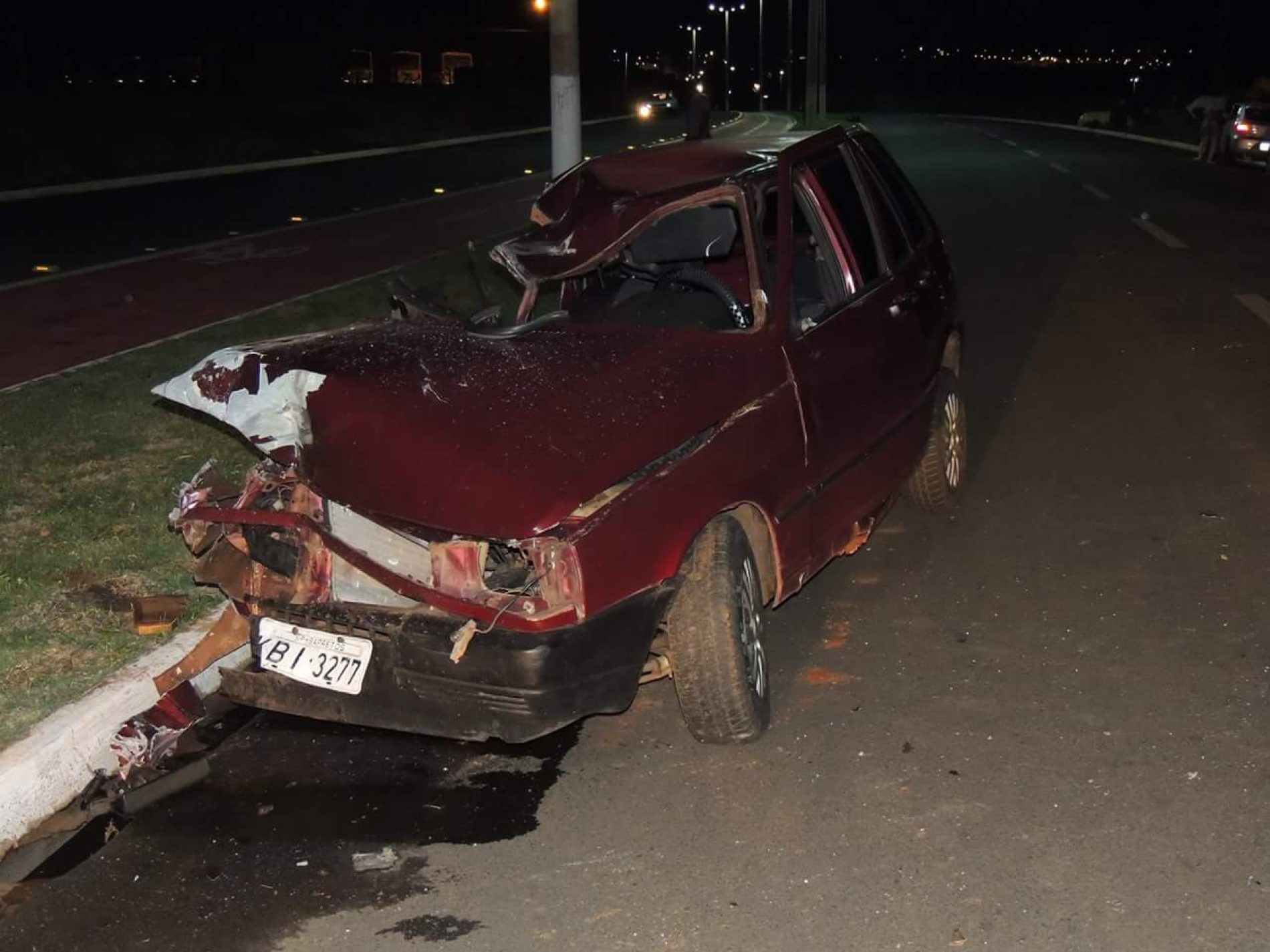 BARRETOS: Acidente entre veículo Uno e Caminhão na Av. Ducati no bairro Alvorada