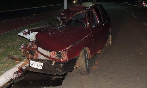 BARRETOS: Acidente entre veículo Uno e Caminhão na Av. Ducati no bairro Alvorada