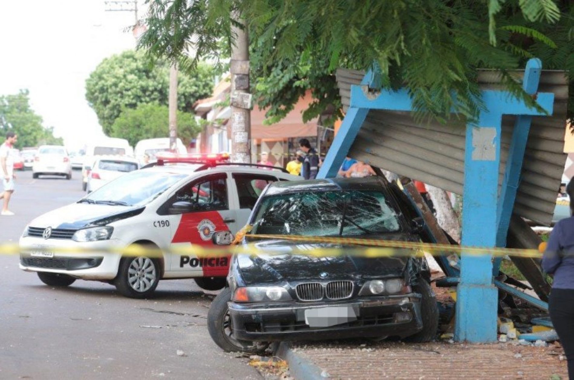 REGIÃO: Menor atropela mulher em ponto de ônibus com carro roubado