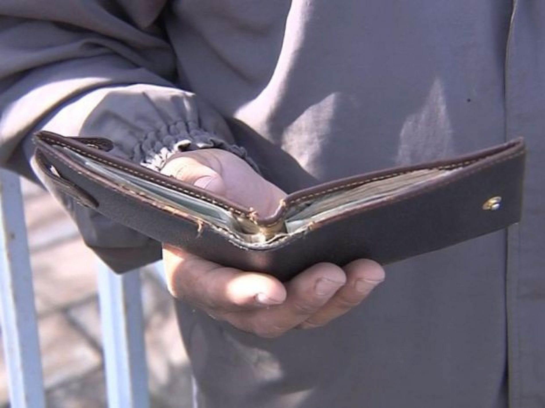 BARRETOS: Eletricista tem carteira furtada quando foi doar sapato par pedinte