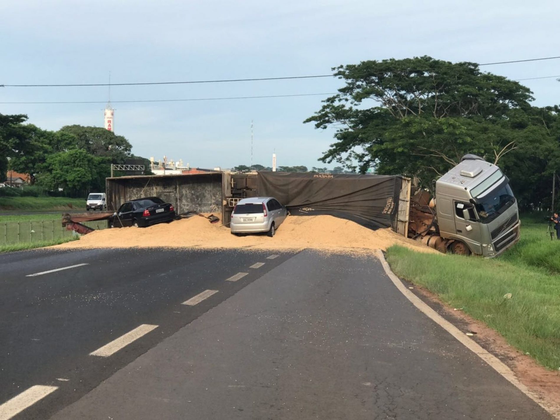 REGIÃO: Caminhão carregado de soja tomba após motorista passar mal