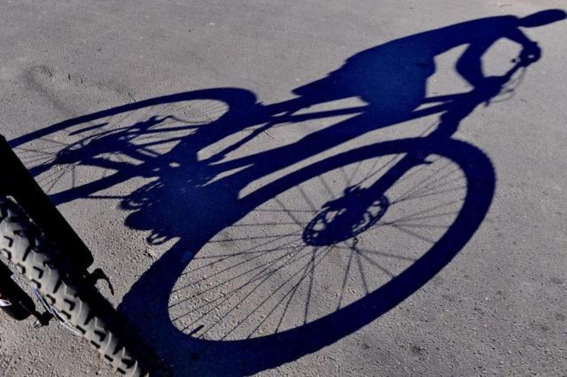 BARRETOS: Vítima flagra ladrões furtando bicicleta do interior de sua residência