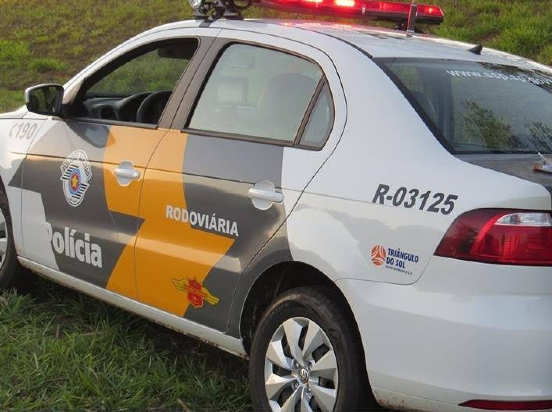 BARRETOS: Embriagado e com CNH suspensa, motorista bate carro contra viatura policial